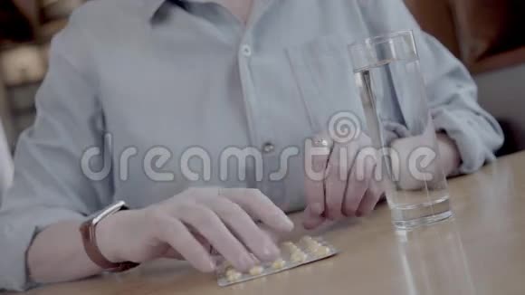 女性手的特写从水泡中取出药丸视频的预览图