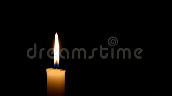 黑色背景上的蜡烛火焰黑暗中的老黄烛视频的预览图