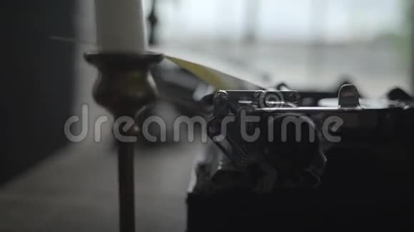 一个用老式打字机特写的人视频的预览图