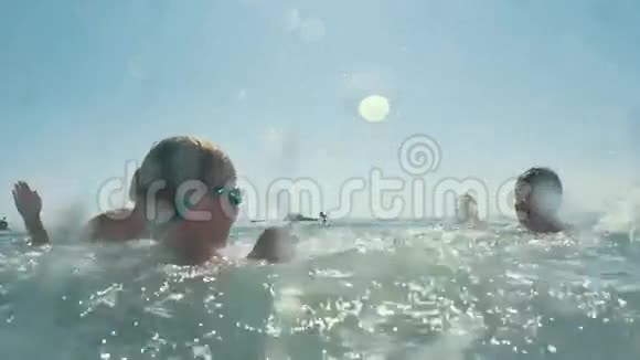 一家人在海上嬉戏泼水视频的预览图