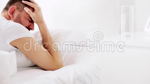 男人醒来在家里的床上喝水视频的预览图