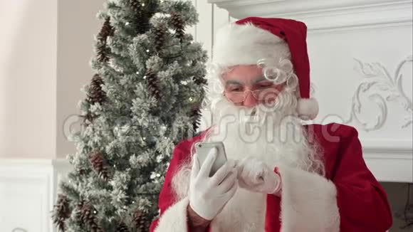 圣诞老人打电话祝圣诞快乐视频的预览图