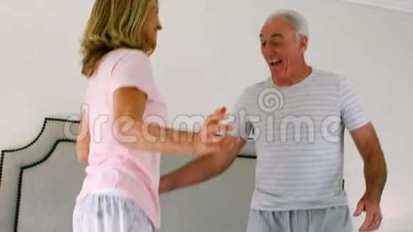 快乐的老两口在床上跳舞视频的预览图