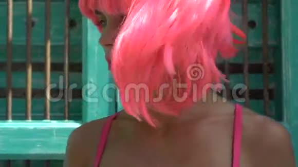 穿着粉色内衣和假发的女人视频的预览图