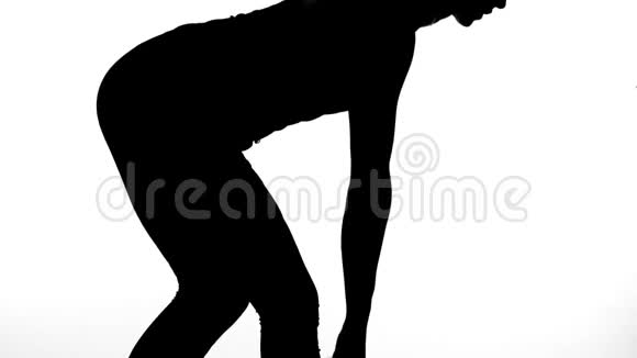 在一个白色的背景上一个阴影一个黑色的轮廓一个女性人物做锻炼与重量使用视频的预览图