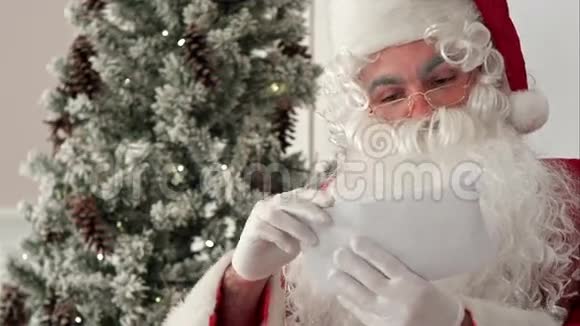 圣诞老人打开信封读信视频的预览图