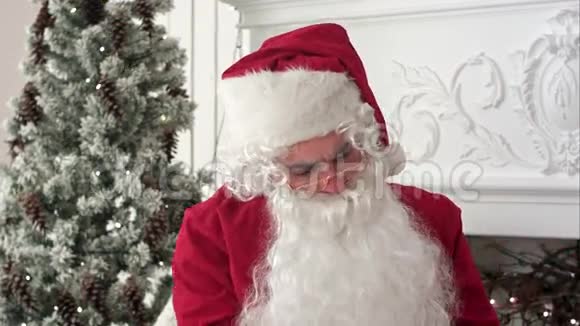 圣诞老人为孩子们准备礼物视频的预览图