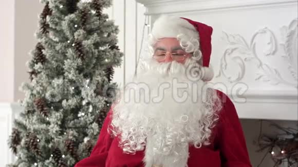 疲惫的圣诞老人从午睡中醒来继续准备圣诞礼物视频的预览图
