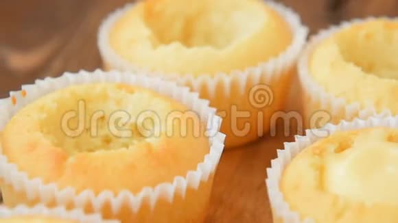 烹饪理念在纸杯蛋糕里加入甜奶油视频的预览图