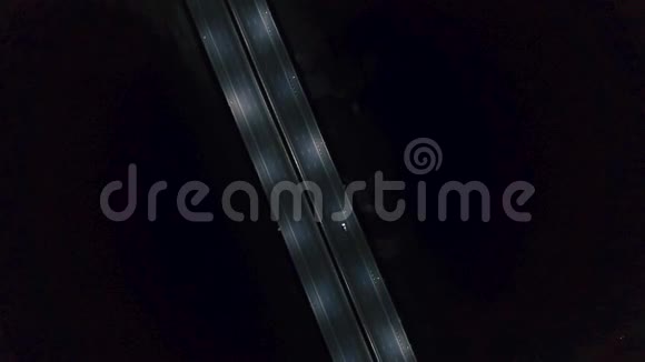 夜路上的车夜间交通从空中俯瞰夜路上的航班视频的预览图