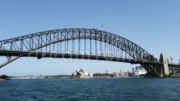 悉尼海港大桥和歌剧院从澳大利亚港口北岸看视频的预览图