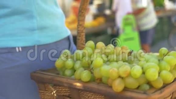 湿菜篮中的成熟绿色葡萄和桃子视频的预览图