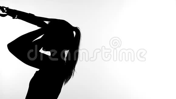 在白色的背景上一个阴影一个黑色的轮廓一个女性人物做运动与健身TRX系统TRX视频的预览图