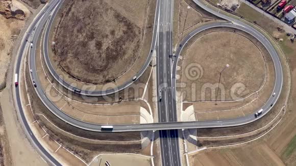 高速公路交叉口的空中4k视图视频的预览图