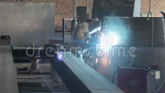 工厂的焊工铸造金属结构视频的预览图