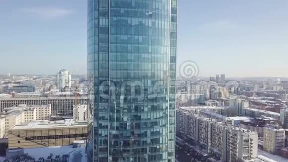 冬季摩天大楼和现代城市的俯视图太阳下华丽的摩天大楼视频的预览图