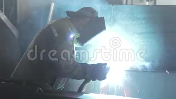 工厂的焊工铸造金属结构视频的预览图