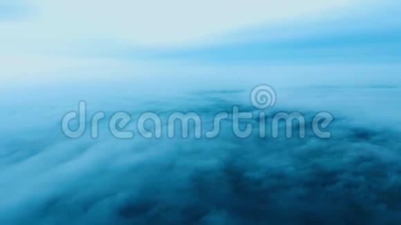 空中4K云层之上的风景飞行浓雾笼罩着田野森林从上面看视频的预览图