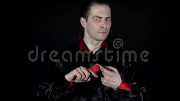 红球从魔术师手中消失视频的预览图