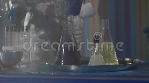 化学实验室的实验在实验室进行慢动作实验视频的预览图