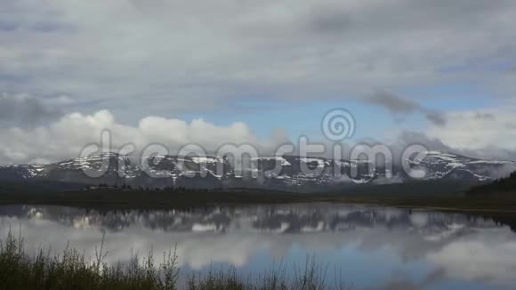 山湖的时间推移景观美丽的云映入水面视频的预览图