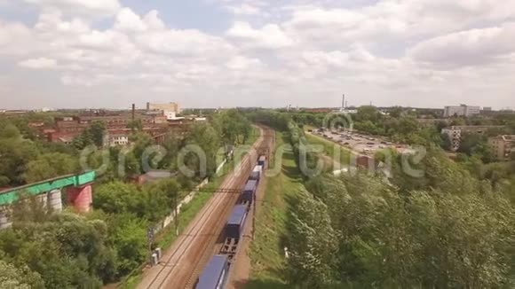 电动货运列车机车与货车一起通过铁路行驶运输运送集装箱运输货物视频的预览图