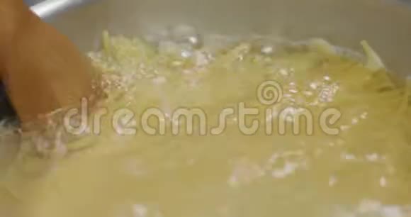 在沸水中加入意大利面视频的预览图
