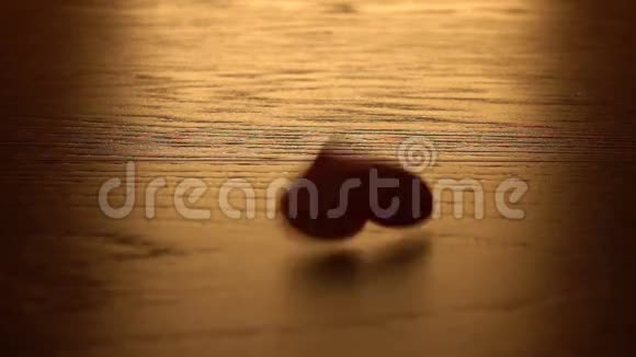 小的心形落在木头表面超级慢动作视频视频的预览图