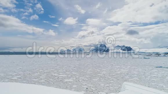 南极严酷雪地野生自然鸟瞰图视频的预览图