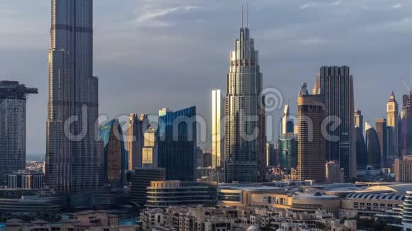 在日落时分迪拜市区的天际线从迪拜的顶部俯瞰全景视频的预览图