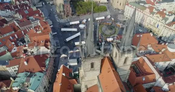 在Tyn布拉格捷克共和国前我们夫人的布拉格和科斯特尔的空中景色视频的预览图