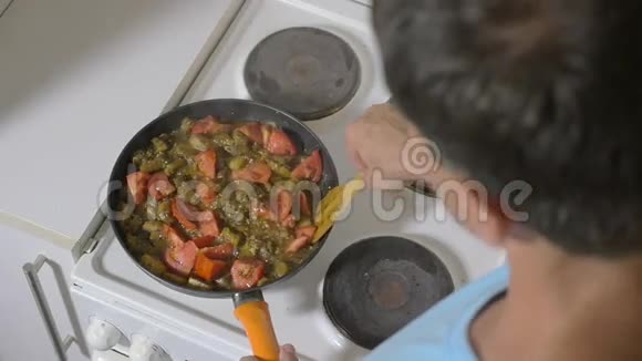 人用锅炖西红柿蘑菇和土豆视频的预览图