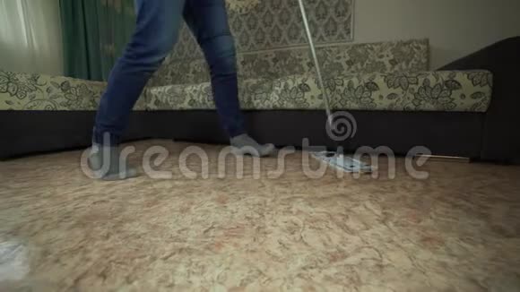 专业地面清洁与拖把一个清洁公司的人在客厅里洗地板视频的预览图