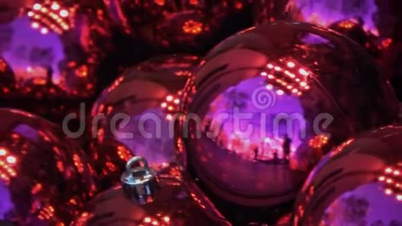 紫色圣诞球反射天空视频的预览图