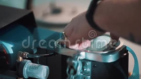 镜头制造商男士用包装机将蓝色胶卷放入镜片视频的预览图