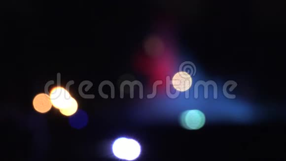老磨坊晚上在城市公园照明激光4K视频的预览图