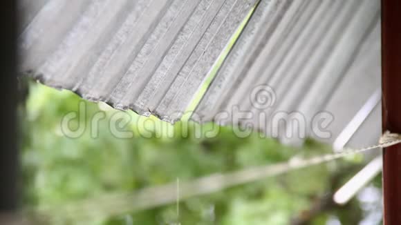 雨水从金属屋顶滴落视频的预览图