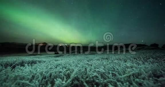 冰冻农场的北极光视频的预览图