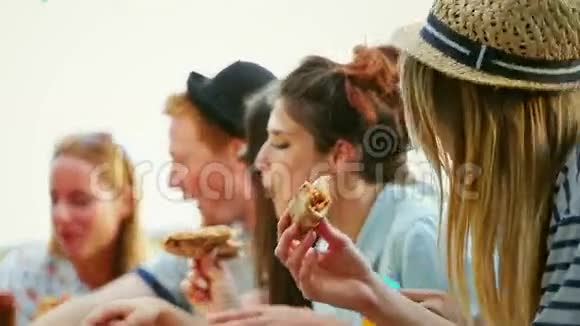 在一个享受披萨的聚会上亲近朋友视频的预览图