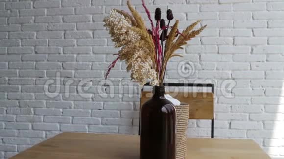 白色咖啡店花瓶里的花干了有桌子和椅子视频的预览图