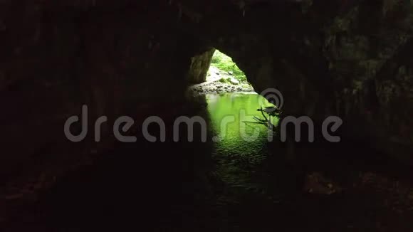 空中美丽河洞的无人机射击视频的预览图