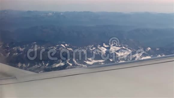 从飞机上看山景视频的预览图