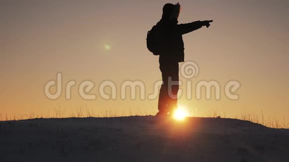 胜利商旅理念徒步旅行者在冬山徒步旅行冬天在寒冷的雪天骑车视频的预览图