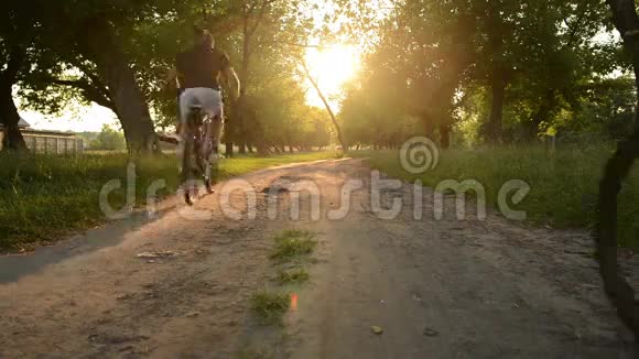 两个骑自行车的人骑在土路上视频的预览图