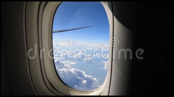 从飞机窗口到云层的景色视频的预览图