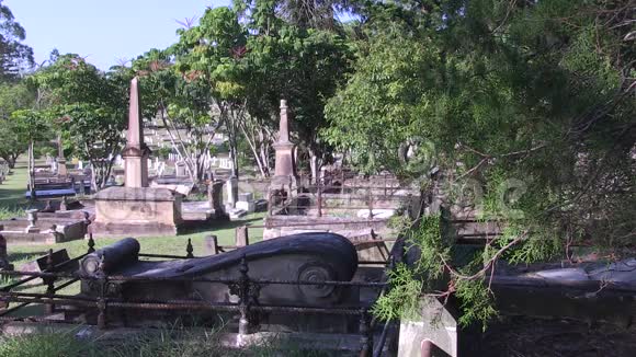 在阳光灿烂的老墓园前景暗淡视频的预览图