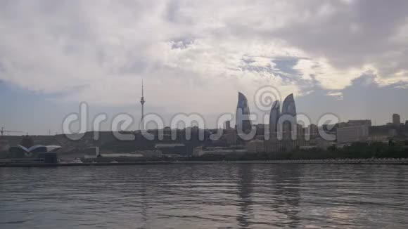 阿塞拜疆巴库大堤里海摩天大楼和燃烧塔的景观视频的预览图