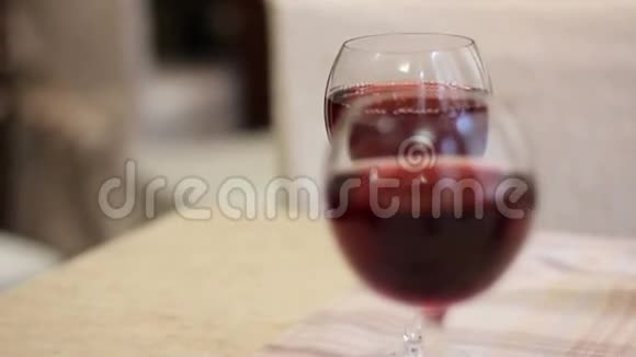 两杯红酒视频的预览图