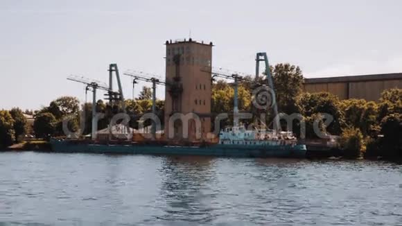 内河码头金属起重机和空驳船视频的预览图