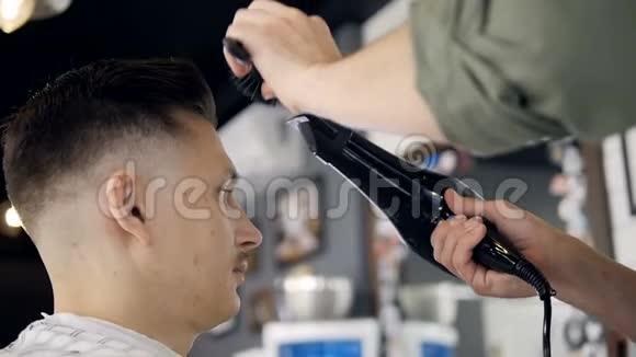 理发师用吹风机做发型慢动作视频的预览图